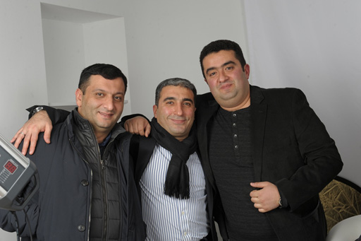 Телеведущие Фарид и Орхан Рзаевы провели новогоднюю акцию "Cheese" (фотосессия)