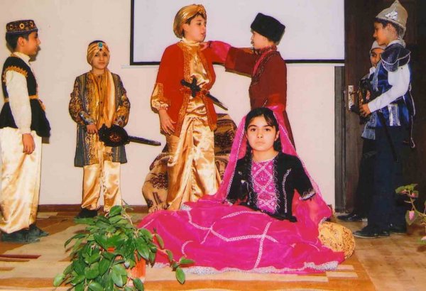 Актеры Аздрамы рассказали школьникам об истории Азербайджана (фото)