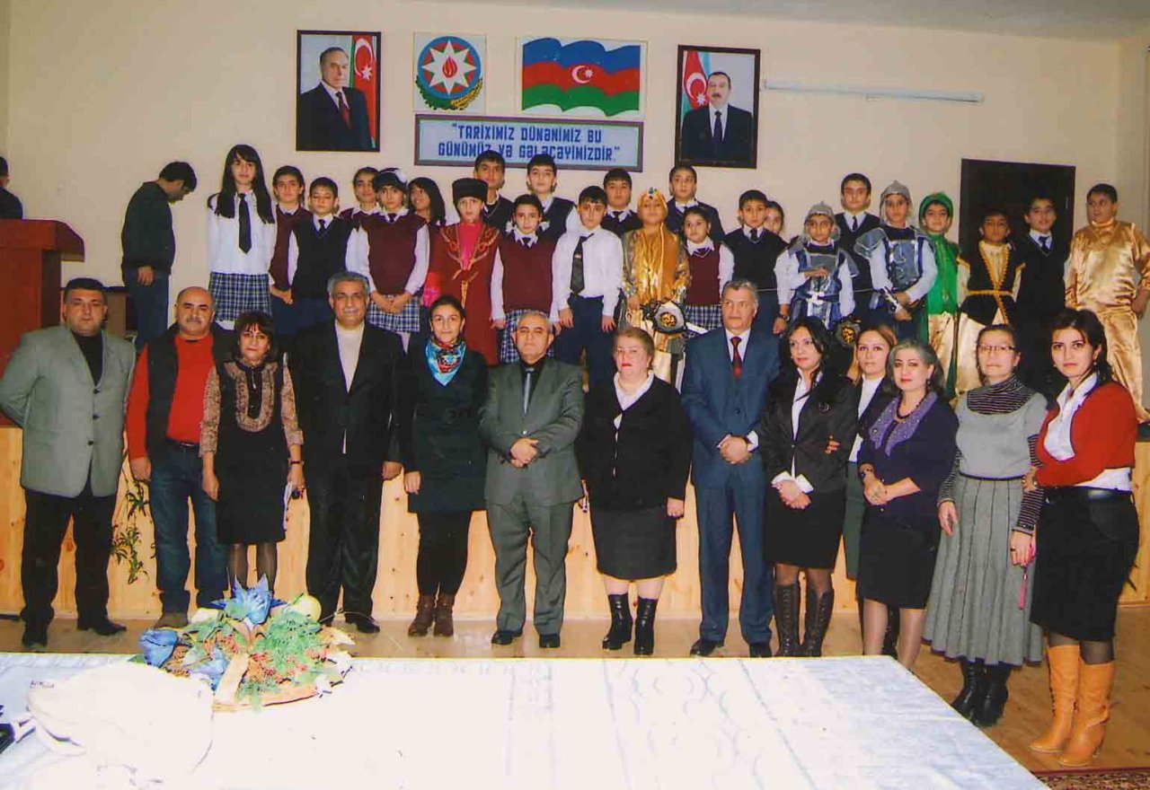 Актеры Аздрамы рассказали школьникам об истории Азербайджана (фото)