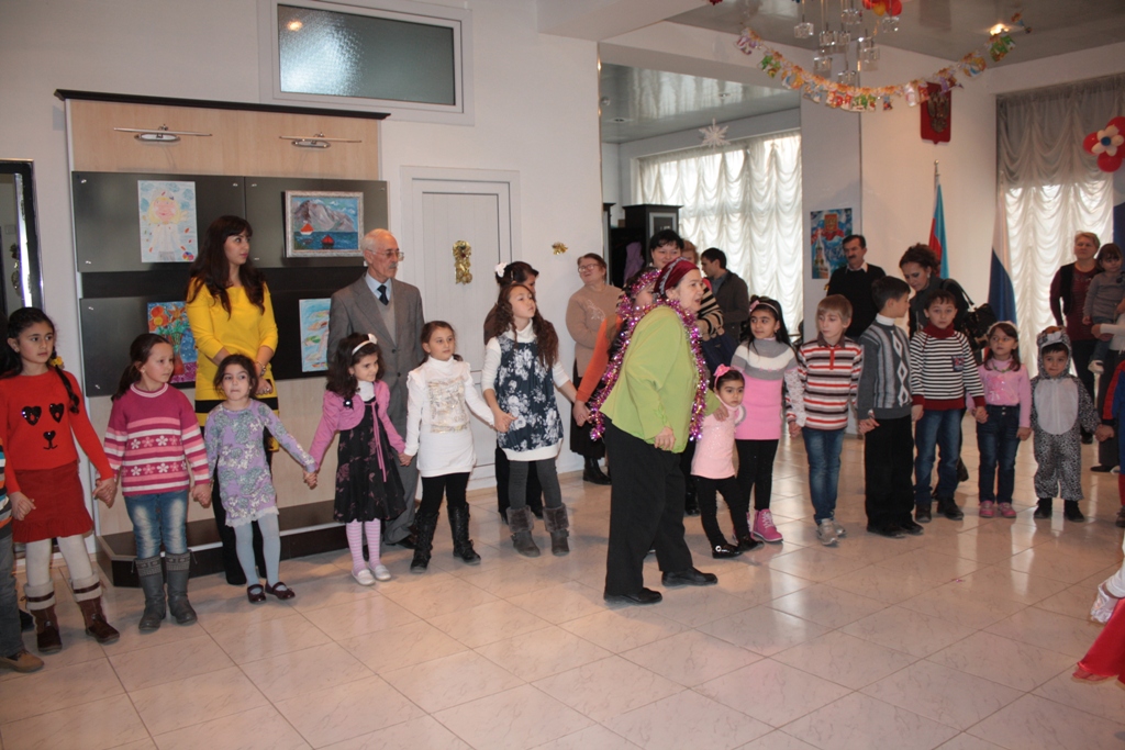 В Баку прошла новогодняя викторина для детей (фото)