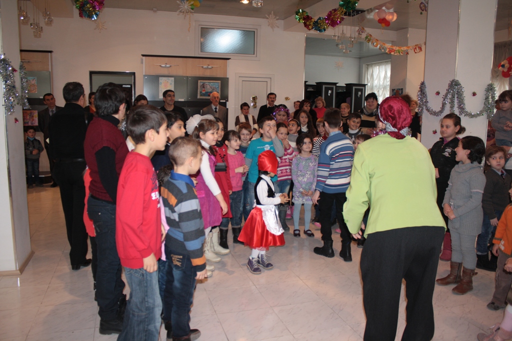 В Баку прошла новогодняя викторина для детей (фото)