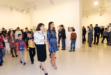 Первая леди Азербайджана приняла участие в выставке «Большие дела умелых рук» (ФОТО)