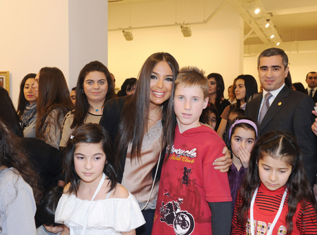 Первая леди Азербайджана приняла участие в выставке «Большие дела умелых рук» (ФОТО)