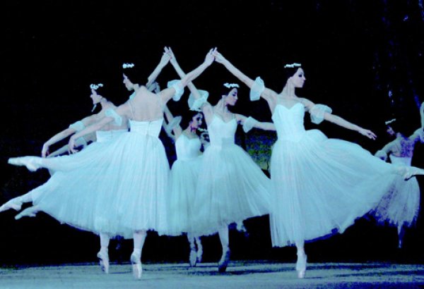 В Баку с успехом представлен балет "Жизель" в исполнении солистов Михайловского театра (фото)