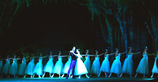 В Баку с успехом представлен балет "Жизель" в исполнении солистов Михайловского театра (фото)