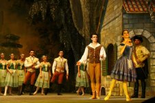 В Баку с успехом представлен балет "Жизель" в исполнении солистов Михайловского театра (фото)