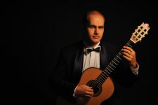 Азербайджанец, покоривший мир своей гитарой - интервью с Ровшаном Мамедкулиевым
