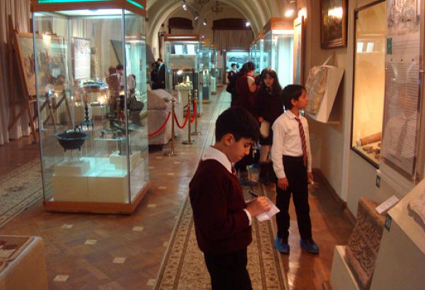 Бакинские школьники принимают участие в конкурсе "Музей истории глазами детей" (фотосессия)