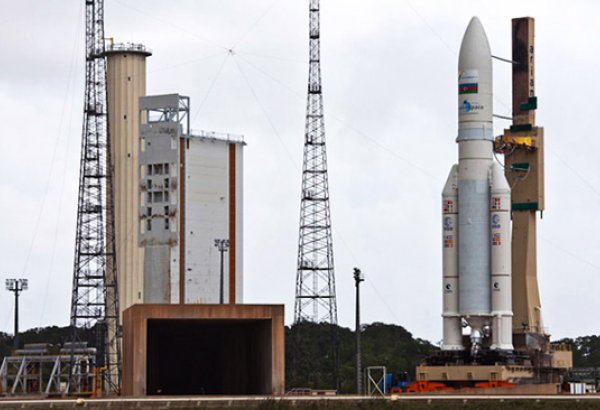 Ракетоноситель Arian-5 приведен в стартовую готовность для вывода на орбиту азербайджанского спутника