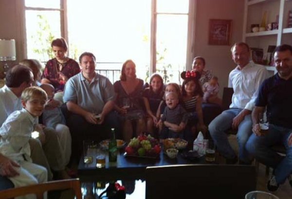 Азербайджанка проводит в Париже акцию "Подари келагаи другу": "Дети не должны забывать свои корни " (фото)