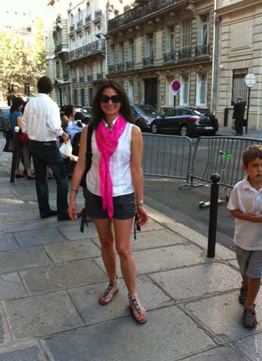 Азербайджанка проводит в Париже акцию "Подари келагаи другу": "Дети не должны забывать свои корни " (фото)