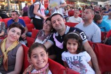 Азербайджанка проводит в Париже акцию "Подари келагаи другу": "Дети не должны забывать свои корни " (фото)