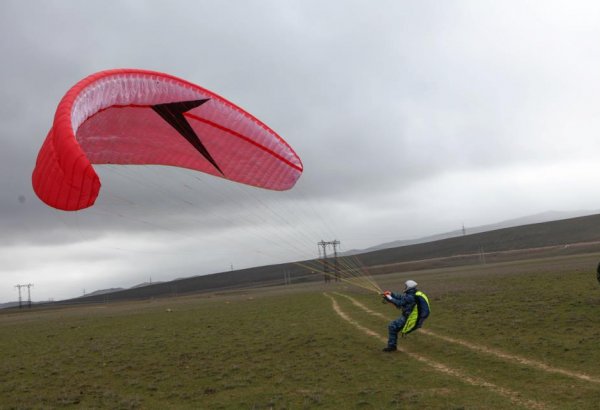 В Экстрим-клубе "ИРЕЛИ" начались практические занятия по полетам на параплане (фото)