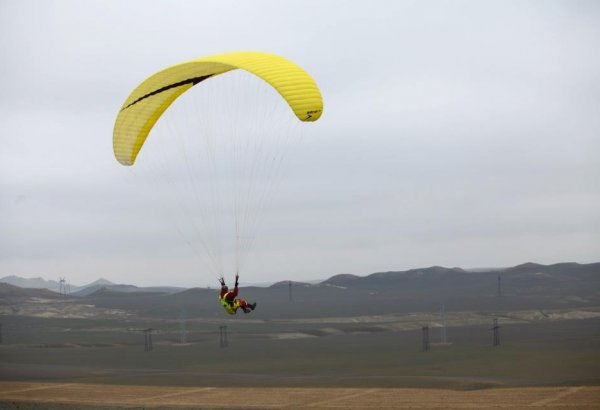 В Индии пилот параплана погиб, спасая туриста