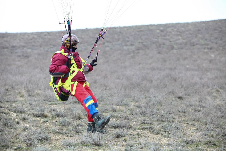 В Экстрим-клубе "ИРЕЛИ" начались практические занятия по полетам на параплане (фото)