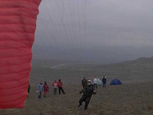 В Экстрим-клубе "ИРЕЛИ" начались практические занятия по полетам на параплане (фото)