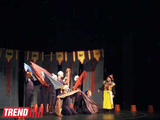 "Сказка белого месяца" калмыцкого театра - первый день весны в азербайджанском ТЮЗе (фото)