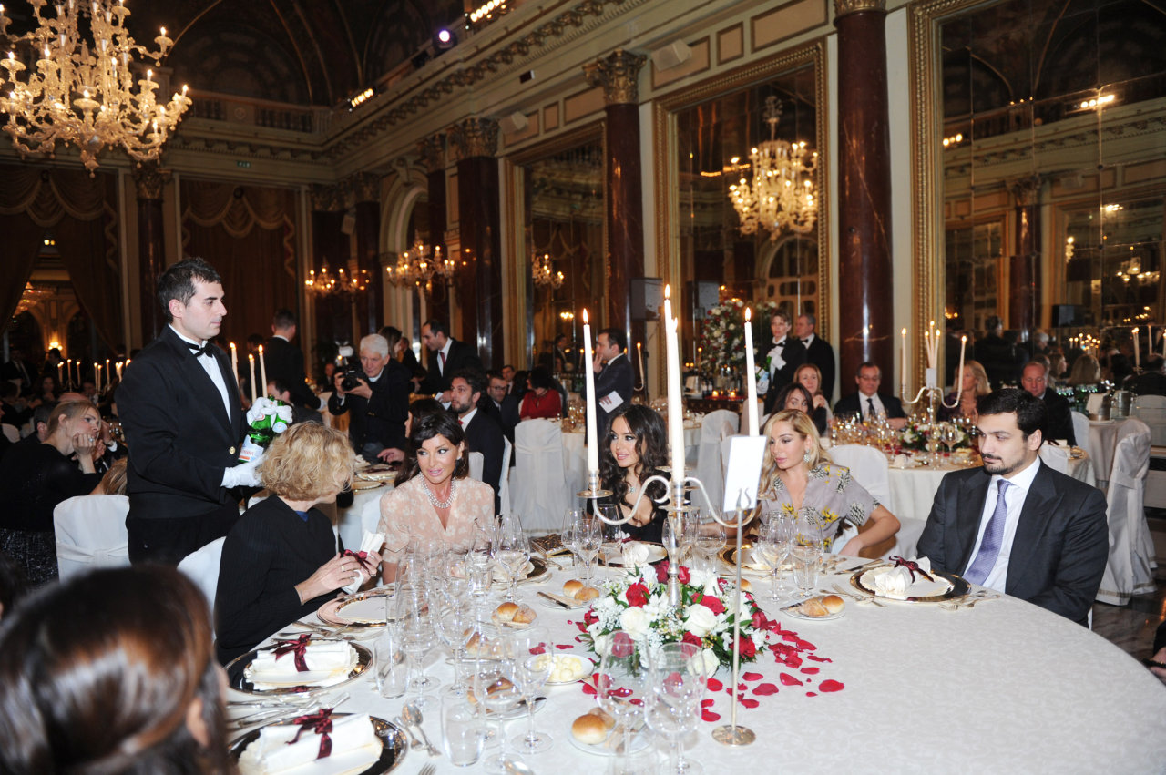 Первая леди Азербайджана приняла участие в выставке "Полет в Баку: Современное азербайджанское искусство" в Риме (ФОТО)