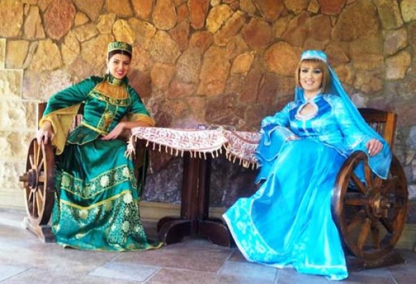 Телеведущие Lider TV  в азербайджанских национальных костюмах (фотосессия)