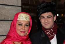 Азербайджанские радиоведущие и молодые певцы в национальных костюмах (фотосессия)