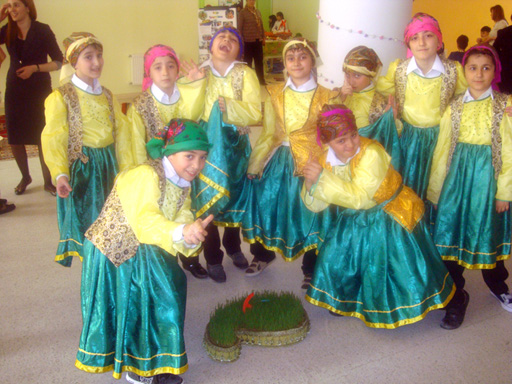 Сладкий праздник Новруз бакинских школьников (фотосессия)