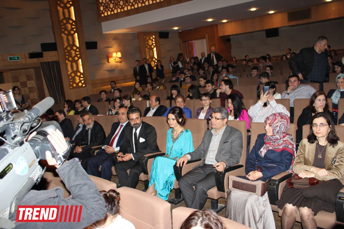 Турецкая суперзвезда Эмрах презентовал в Баку фильм "Ненаступившая весна" (фотосессия)