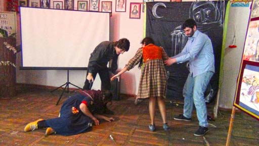 Учащиеся Гимназии Искусств представили работы и постановку, посвященные Дню геноцида азербайджанцев  (фото)