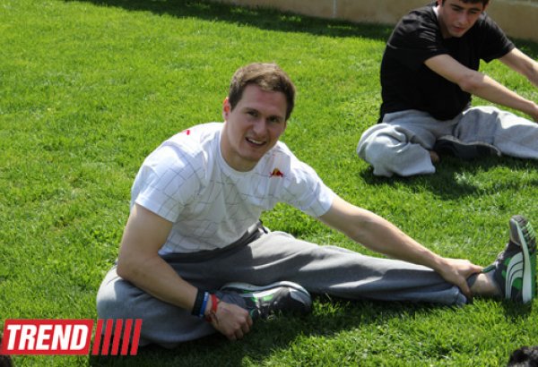 В Баку креативная и заводная молодежь - мастер паркура из Великобритании Райан Дойл (фото)