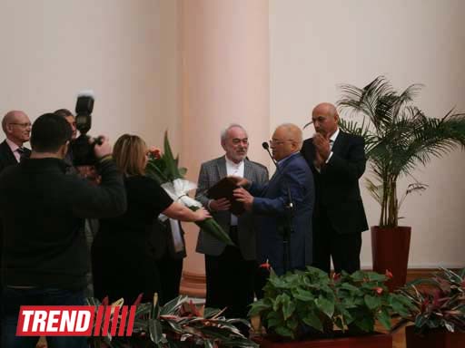 В Баку открылась выставка художника Ибрагима Ахрари (фотосессия)