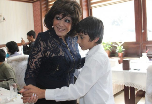 Азербайджанские певцы провели благотворительную акцию "Мы вместе"  для воспитанников детского дома (фото)