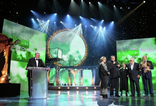 Народный артист Азербайджана наградил кинематографистов России