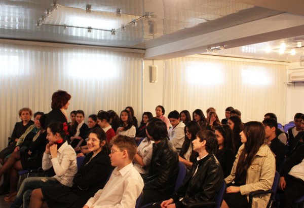 В Баку в рамках проекта "Экран – школьнику" состоялся показ фильма "Вишневый сад" (фото)