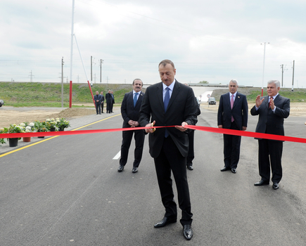 Президент Азербайджана принял участие в открытии автомобильной дороги в Гаджигабульском районе (версия 2) (ФОТО)