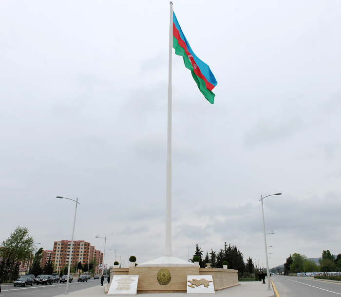 Президент Азербайджана ознакомился с площадью Флага в Мингячевире (ФОТО)