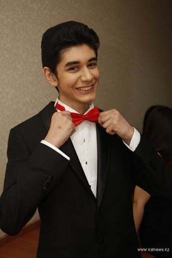 Эмин Эминзаде стал победителем международного конкурса "Золотой микрофон" в Казахстане (фото)