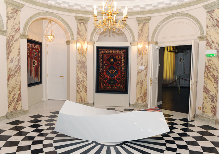 Первая леди Азербайджана ознакомилась с открывшейся в Париже выставкой современного азербайджанского искусства (ФОТО)