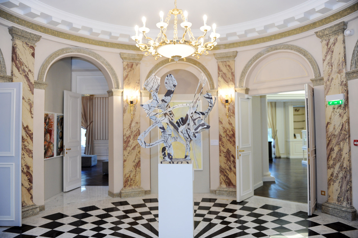 Первая леди Азербайджана ознакомилась с открывшейся в Париже выставкой современного азербайджанского искусства (ФОТО)