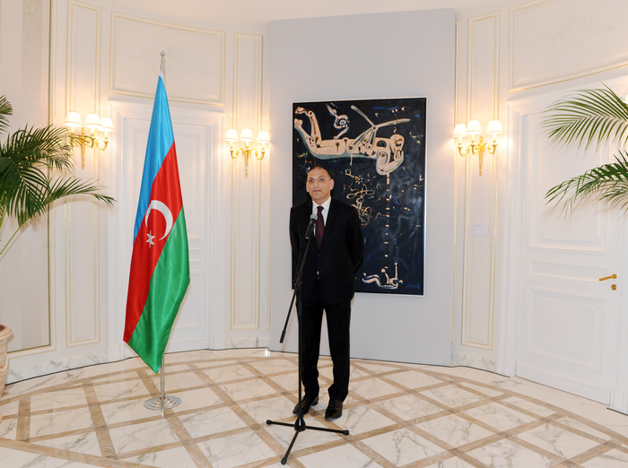 Первая леди Азербайджана ознакомилась с открывшейся в Париже выставкой современного азербайджанского искусства (ФОТО)