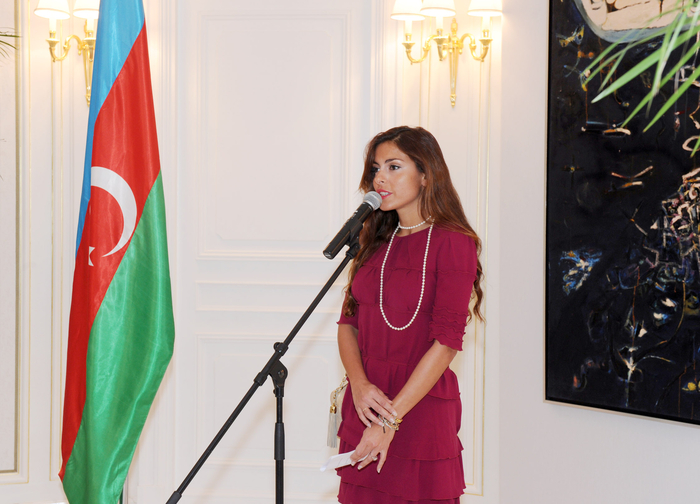 Первая леди Азербайджана ознакомилась с открывшейся в Париже выставкой современного азербайджанского искусства (ФОТО)