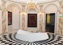 Первая леди Азербайджана ознакомилась с открывшейся в Париже выставкой современного азербайджанского искусства (ФОТО)