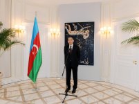 Первая леди Азербайджана ознакомилась с открывшейся в Париже выставкой современного азербайджанского искусства (ФОТО)