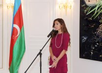 Первая леди Азербайджана ознакомилась с открывшейся в Париже выставкой современного азербайджанского искусства (ФОТО)