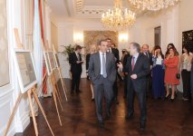 Первая леди Азербайджана ознакомилась с открывшейся в Париже выставкой современного азербайджанского искусства (ФОТО)