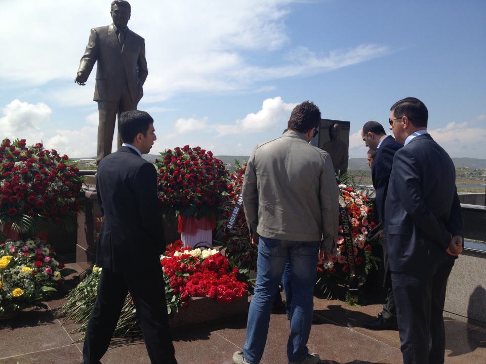 Команда КВН "Сборная Азербайджана" почтила память Анара Мамедханова (фото)