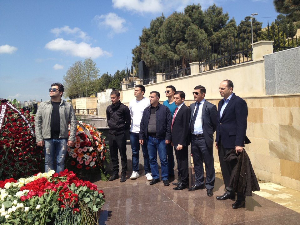 Команда КВН "Сборная Азербайджана" почтила память Анара Мамедханова (фото)