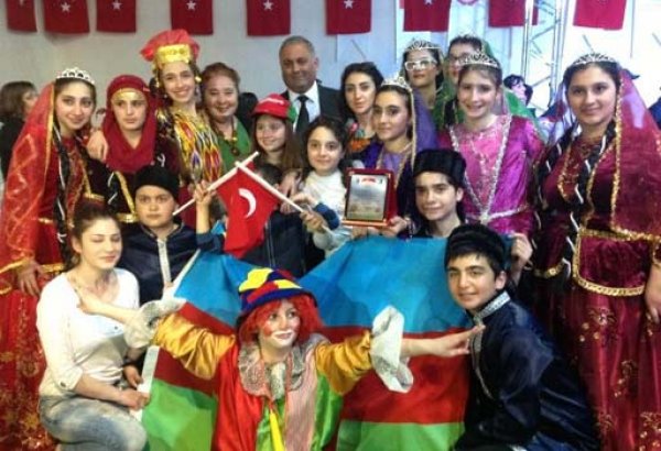 Детский театр-студия "Гюнай" успешно выступил на международном фестивале в Турции (фото)