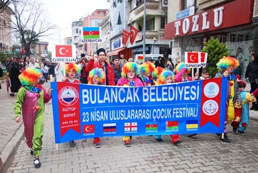 Детский театр-студия "Гюнай" успешно выступил на международном фестивале в Турции (фото)