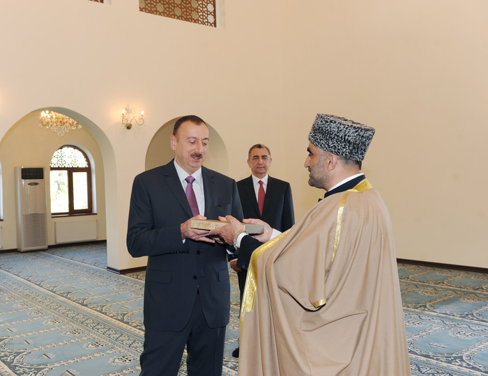 Президент Азербайджана ознакомился в Сумгайыте с мечетью "Джума" после капитального ремонта (ФОТО)