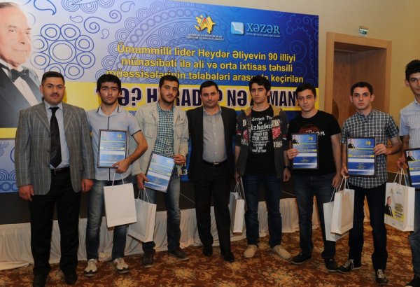 В Баку прошел турнир по игре "Что? Где? Когда?" среди студентов (фото)