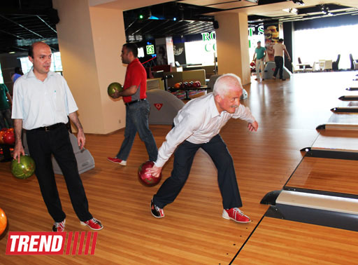 В Баку состоялся турнир по боулингу среди представителей СМИ (фотосессия)